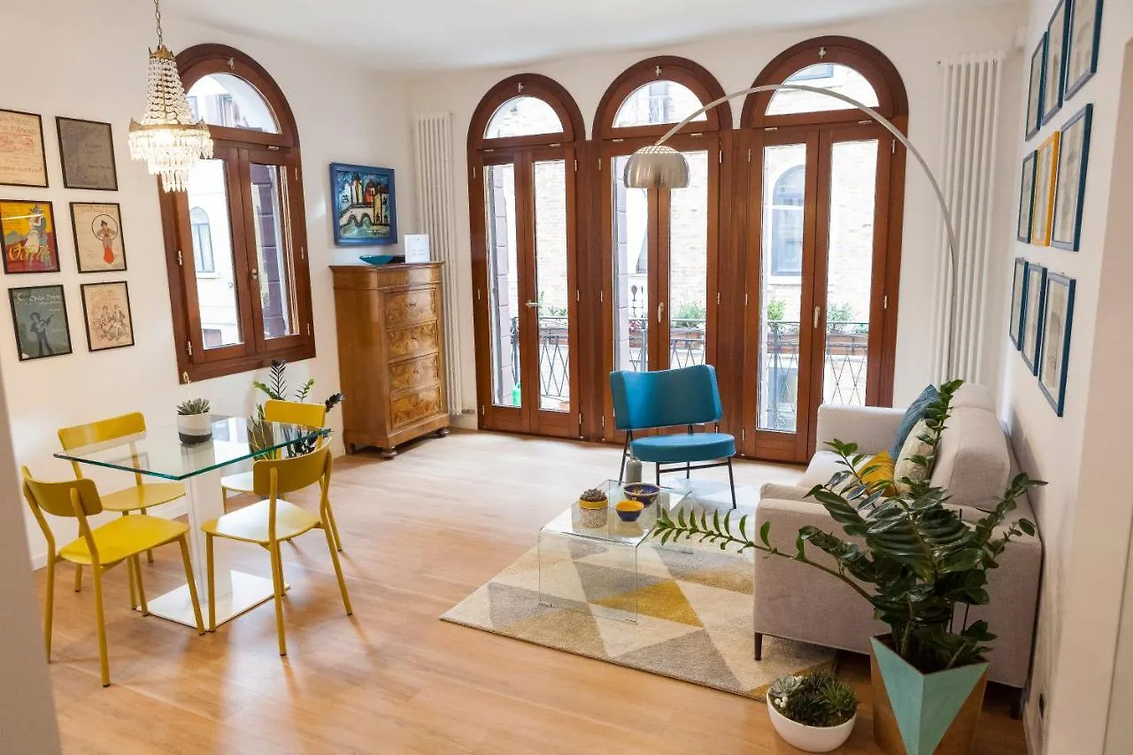 Luxurious And Quiet Apartment In The Lively Heart Of Venedig Italien