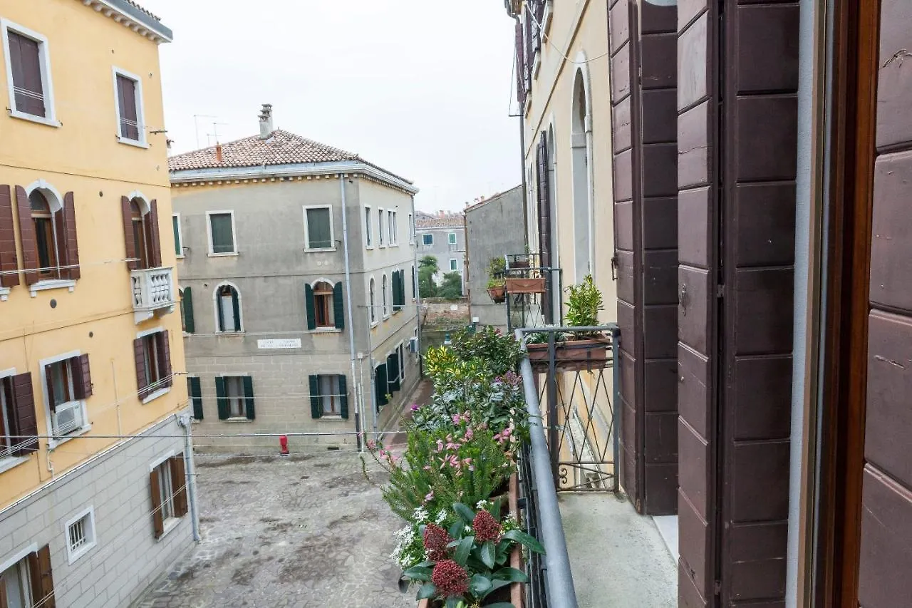 Luxurious And Quiet Apartment In The Lively Heart Of Venice Italy